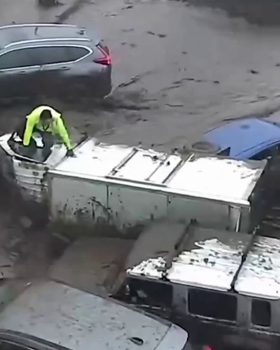 Truck driver swept by debris flow Las Condes