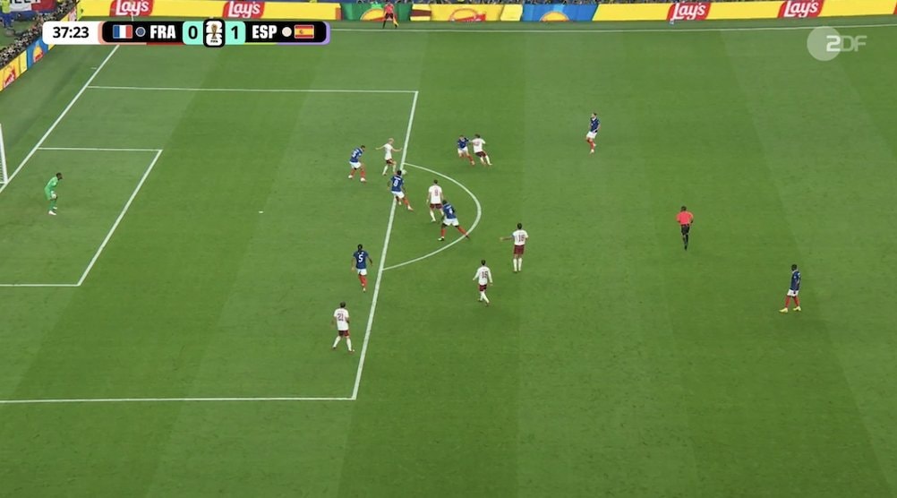 Spain leads France 1-0 (photo 2 of 4)