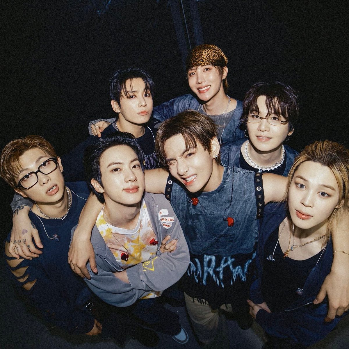 BTS WORLD TOUR group pose
