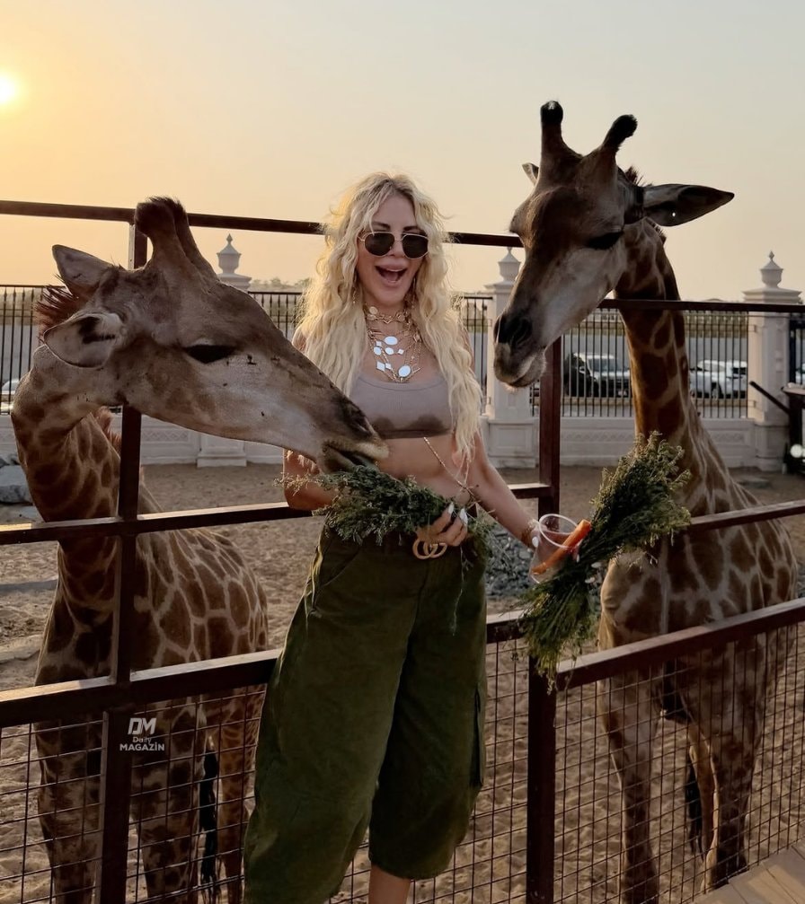 Pınar Kerimoğlu with giraffes Pınar Kerimoğlu with giraffes