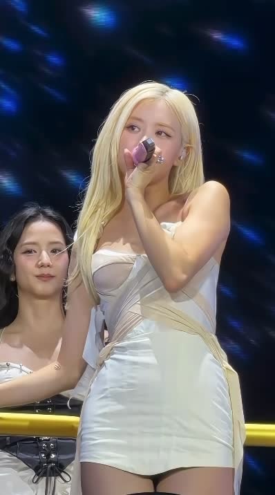 Rosé and Jisoo stage performance