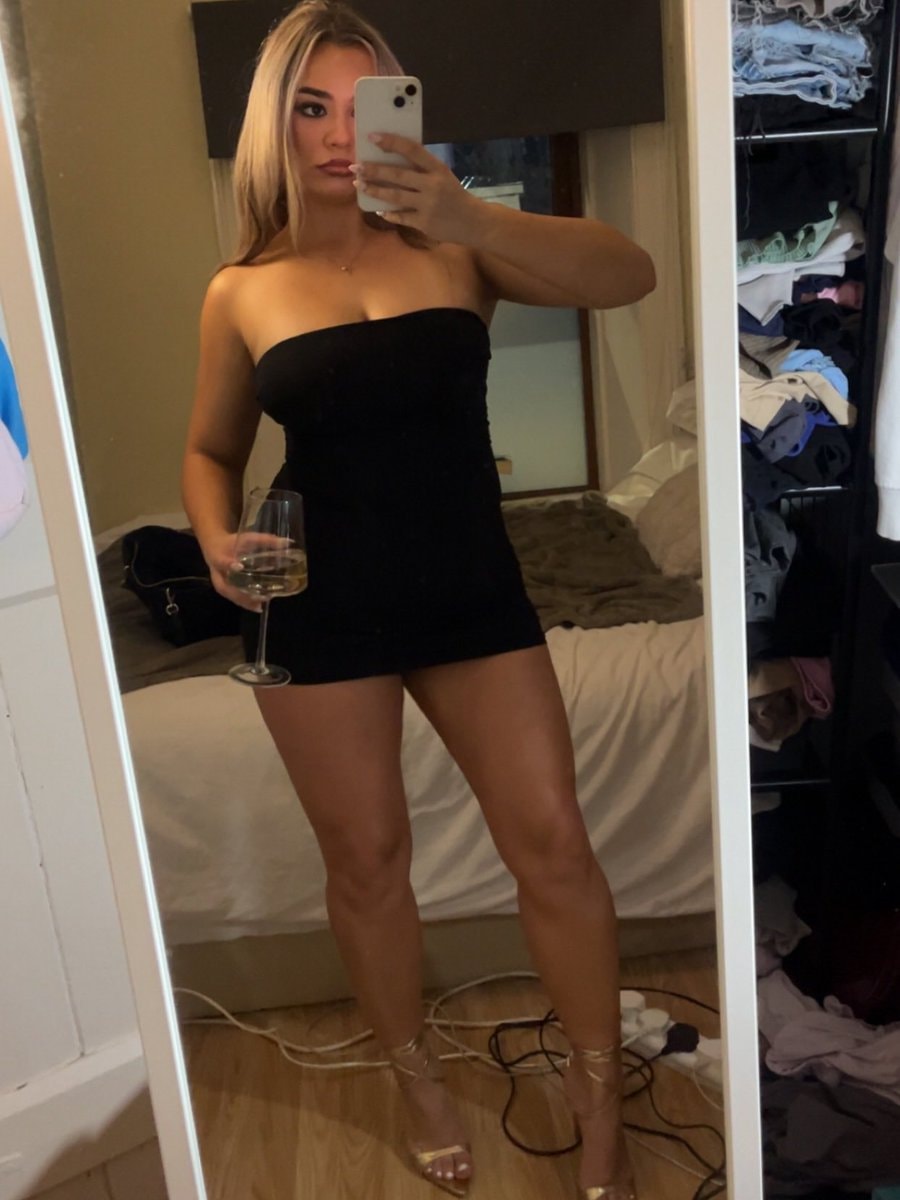 woman selfie in black bikini top 🔥 (photo 4 of 4)