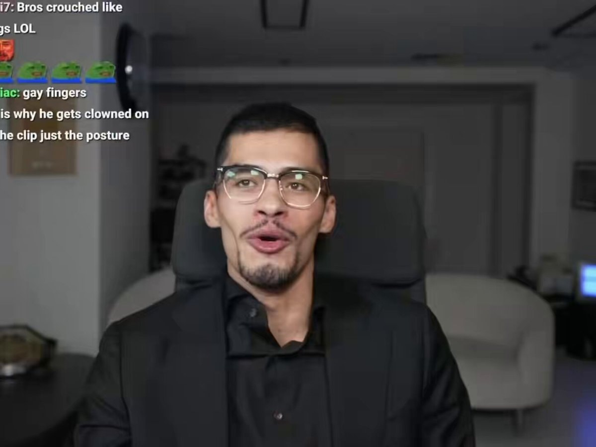 SNEAKO flies live stream moment