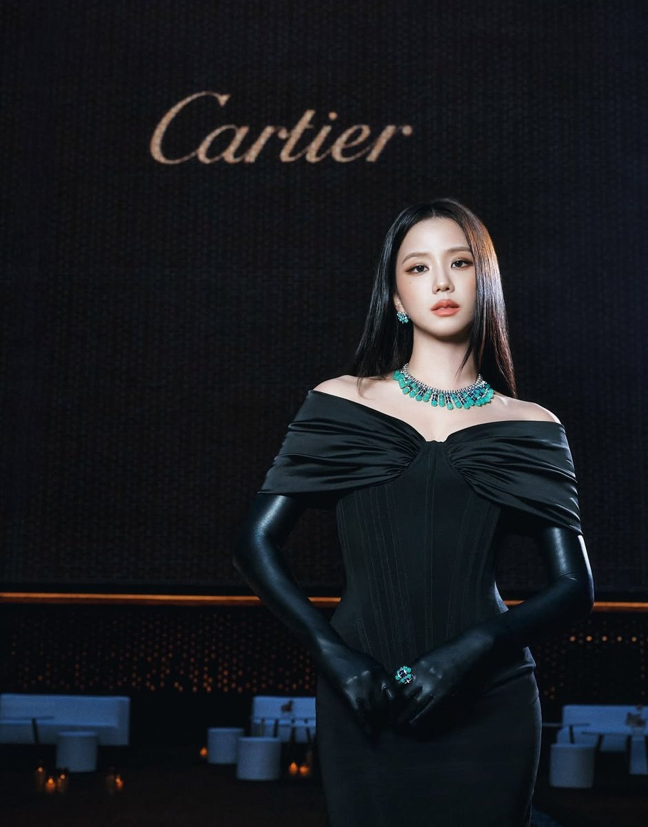 JISOO Mother look for Cartier