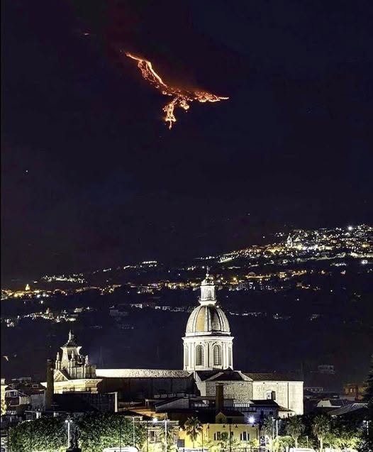 Mount Etna eruption looks like a Phoenix