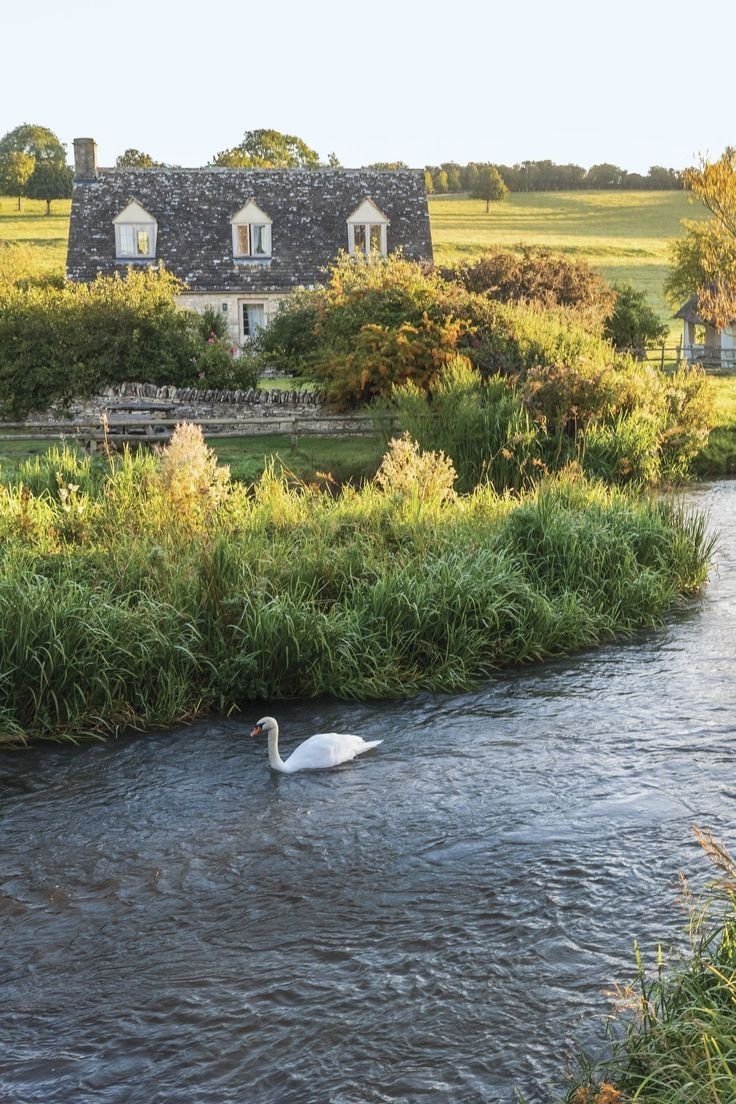 English countryside stone cottage (photo 2 of 4)