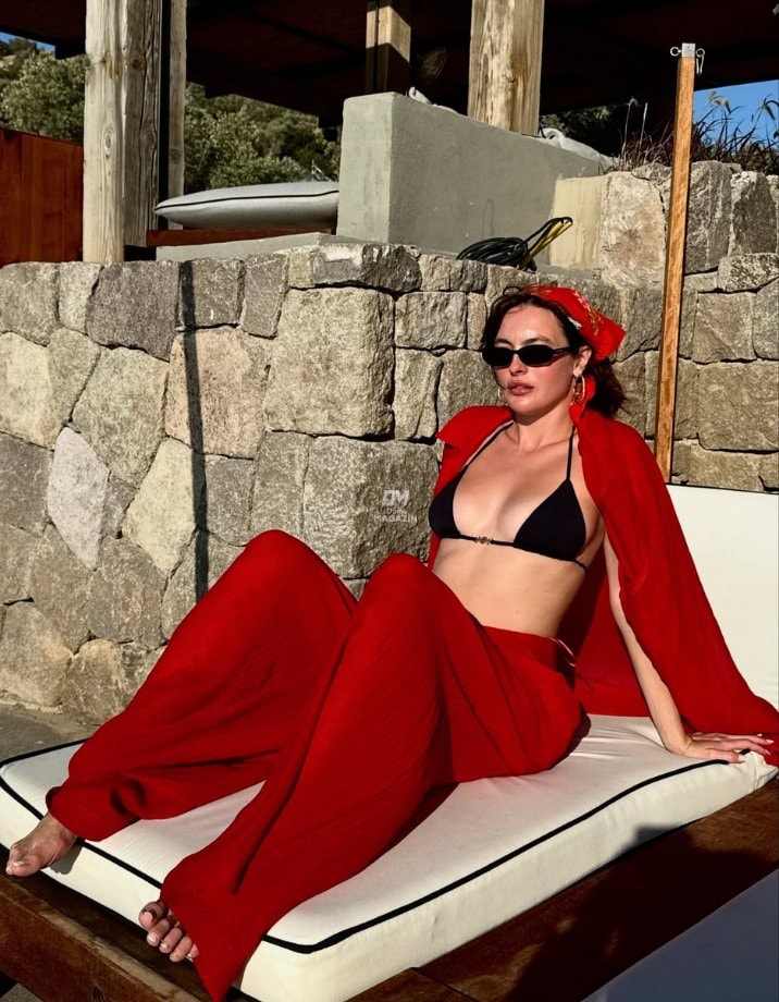Melis Sezen red beach outfit (photo 2 of 2)
