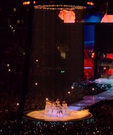Sakura LE SSERAFIM Ariana Grande concert (photo 2 of 2)