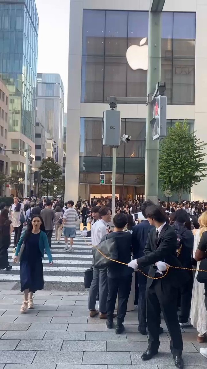 Jungkook Hublot Ginza crowd Jungkook Hublot Ginza crowd