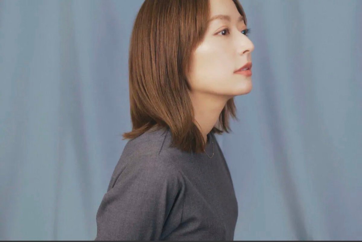 arashiis_mylife look over shoulder (photo 2 of 2)