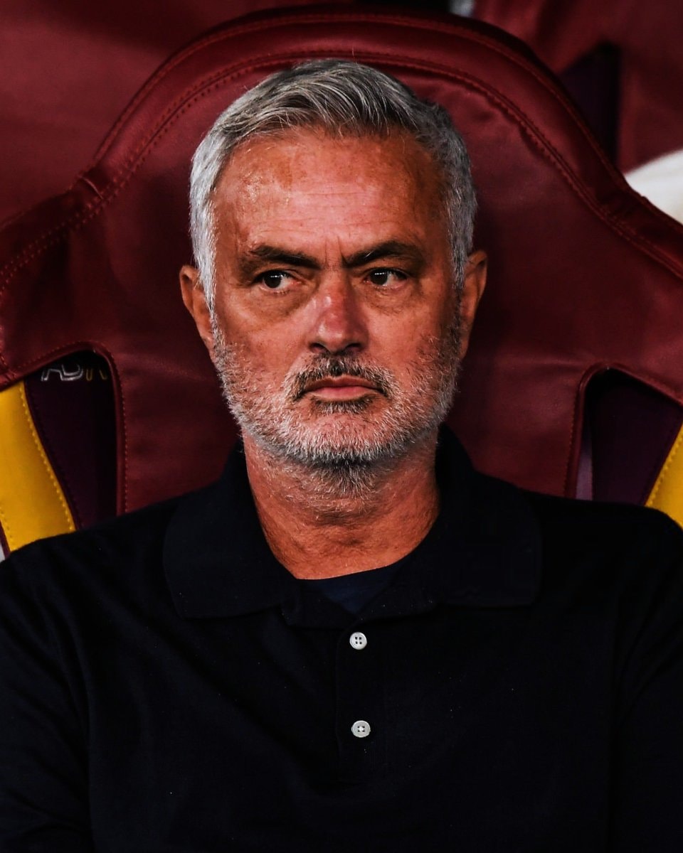 Mourinho on the bench for El Clásico