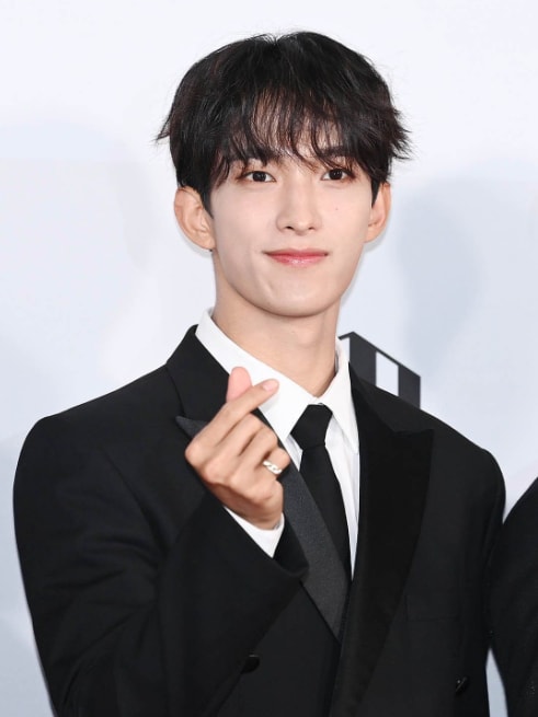 DK SEVENTEEN military enlistment September (photo 2 of 2)