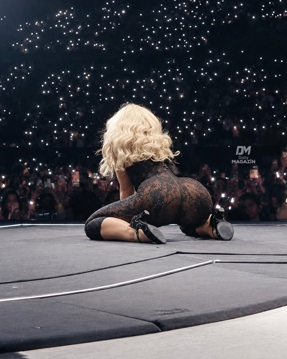 Sabrina Carpenter stage moment