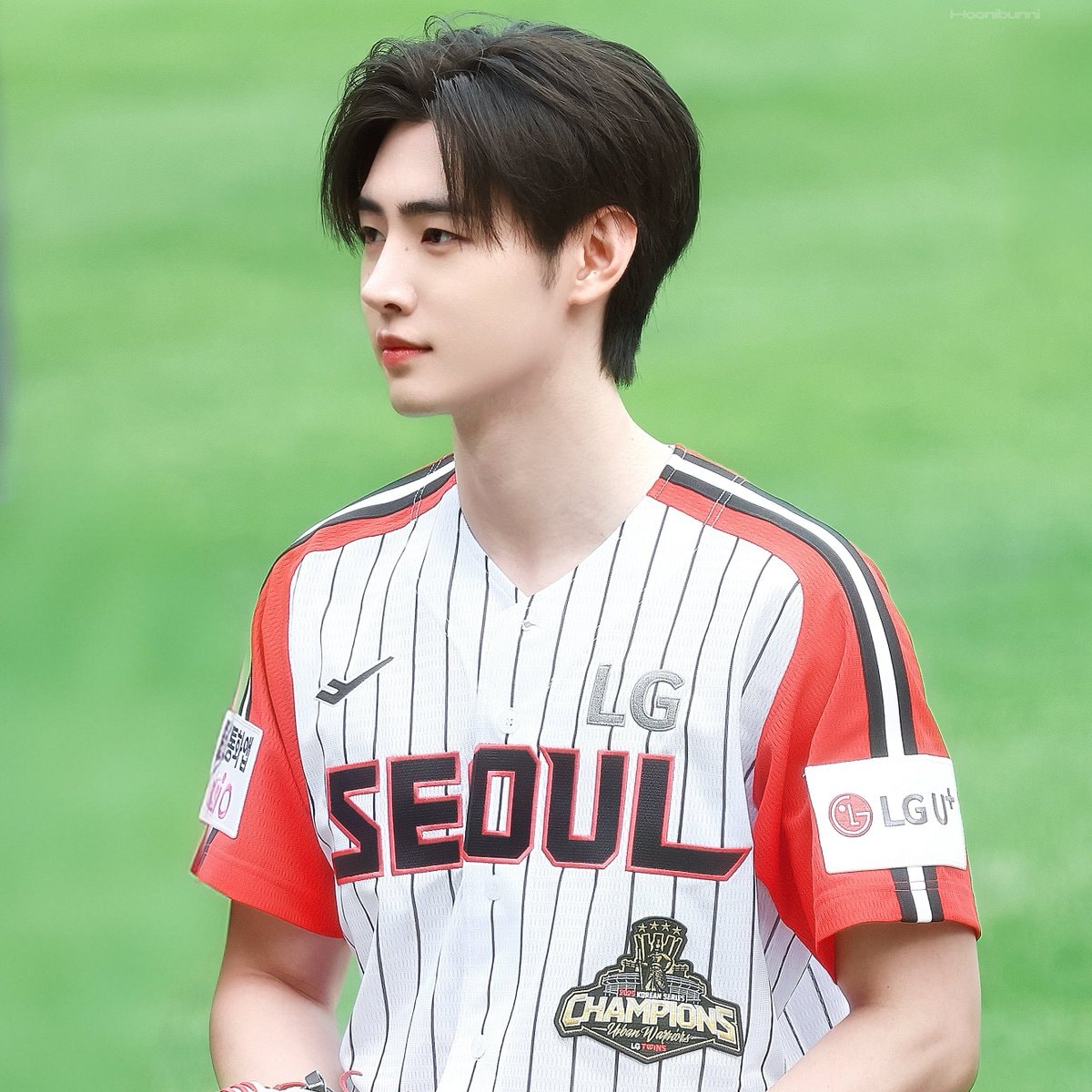 Sunghoon ENHYPEN ceremonial first pitch LG Twins (photo 1 of 2)