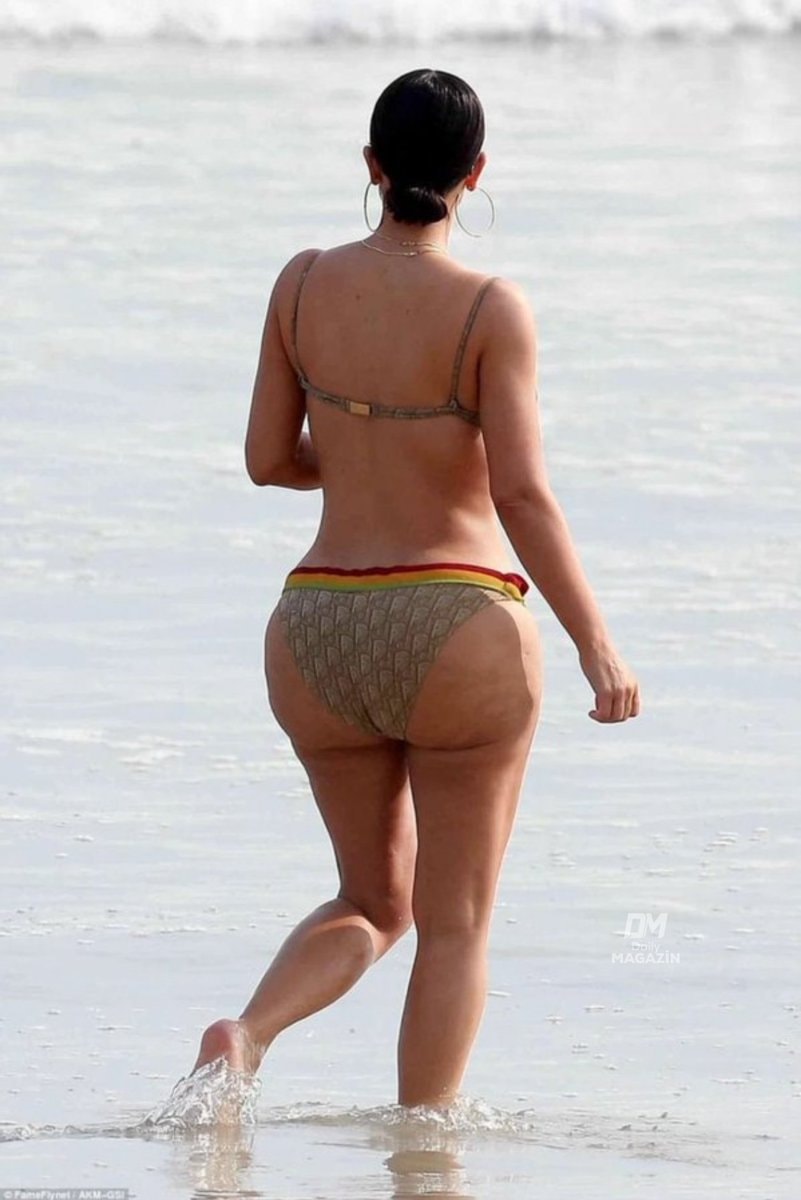 Kim Kardashian Jennifer Lopez viral photo (photo 2 of 2)