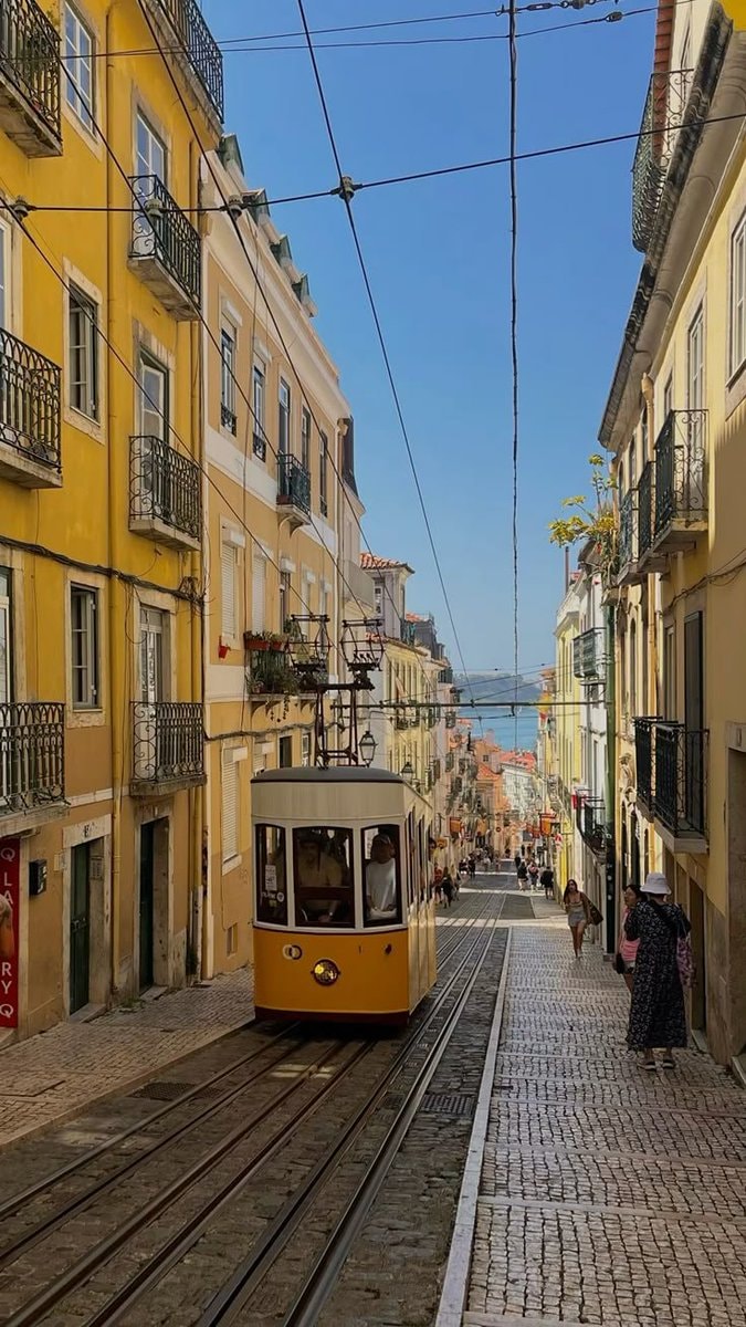 Lisbon Portugal streetscape (photo 2 of 2)