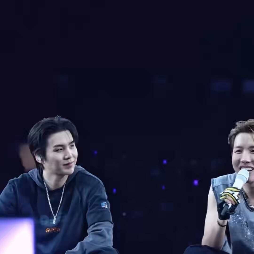 Yoongi looks at Hobi and smiles