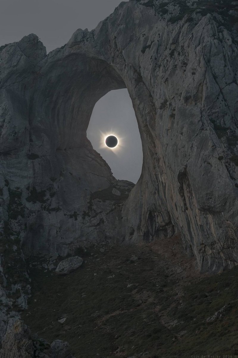 Solar eclipse through rock arch in Asturias (photo 2 of 3)