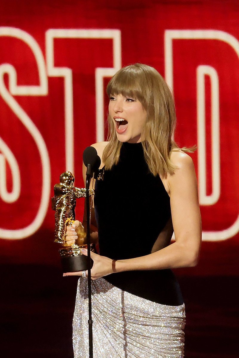 Taylor Swift Artist Director Honors VMAs
