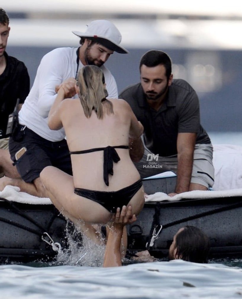 Margot Robbie Miami Beach boat (photo 2 of 2) Margot Robbie Miami Beach boat (photo 2 of 2)