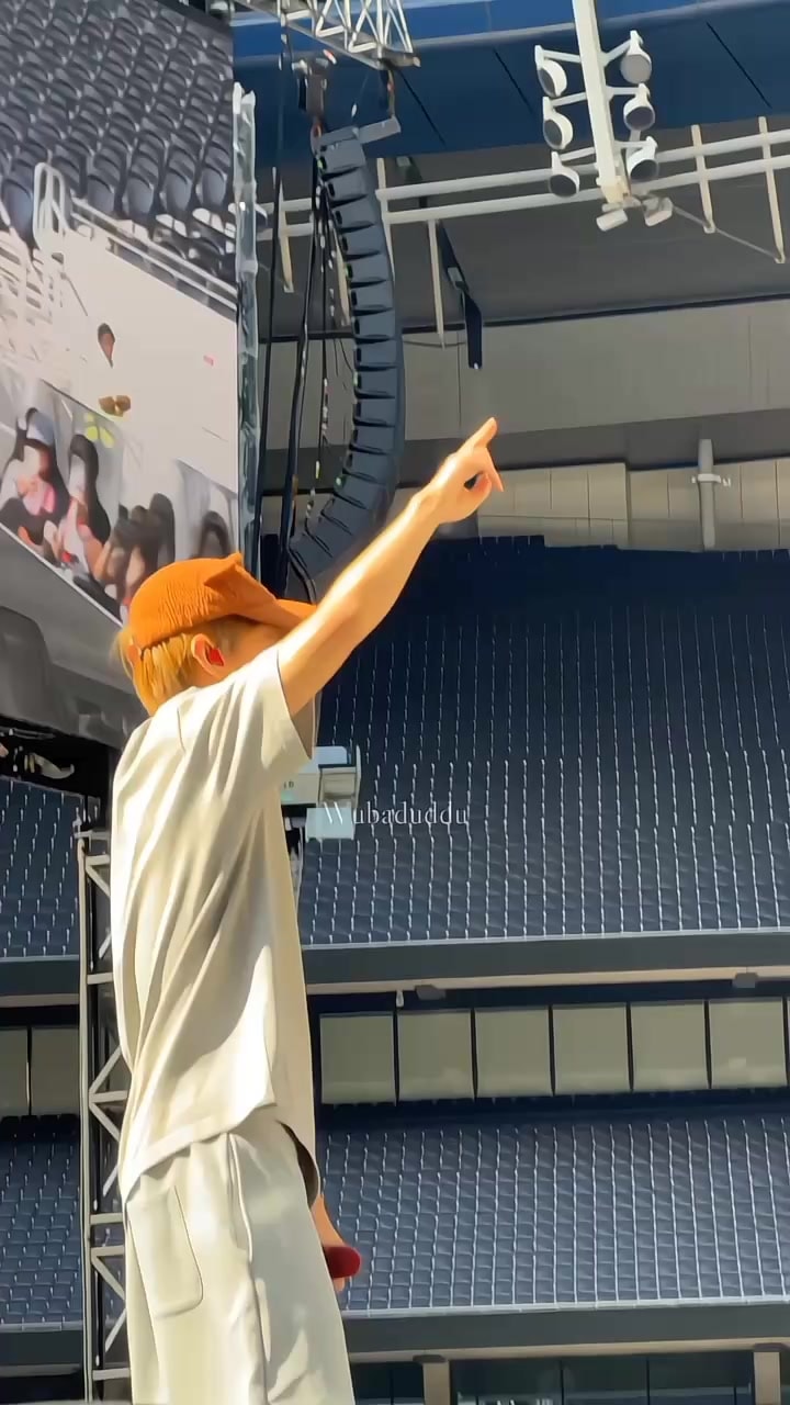 V Taehyung orange cap stadium