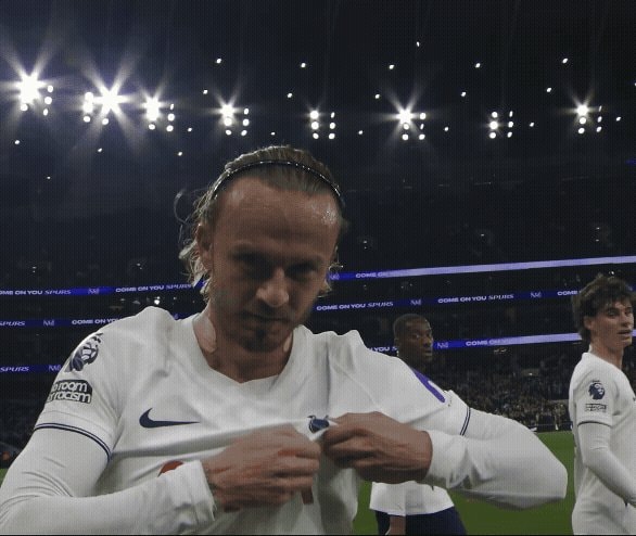 Spurs player pulls white Nike jersey