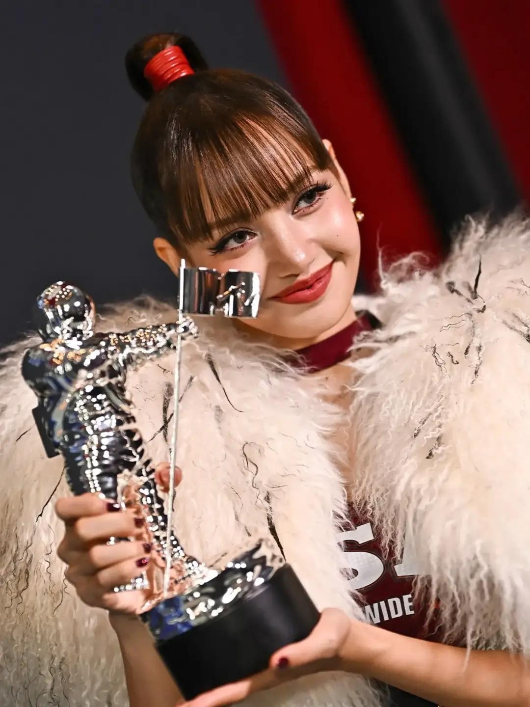 LISA wins Best Pop at VMAs for Dream (photo 2 of 4)