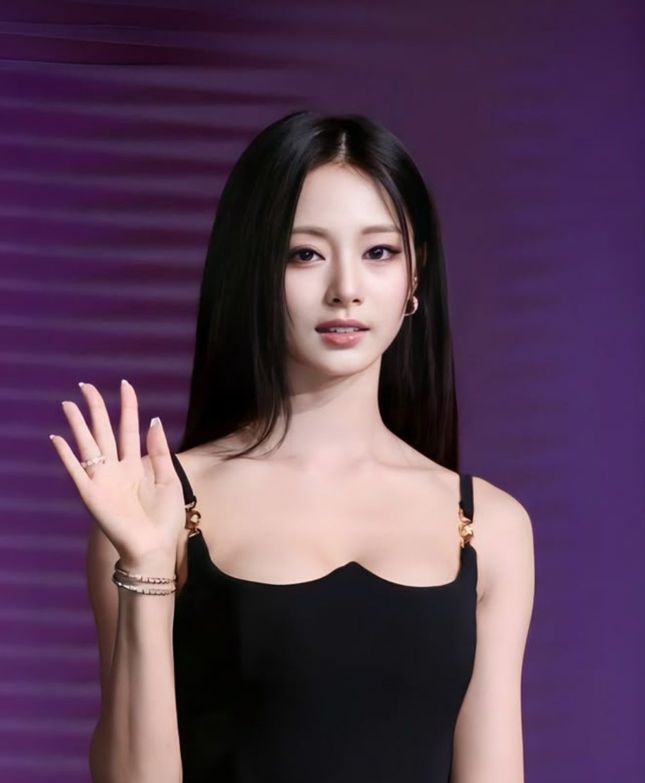 TWICE Tzuyu JYP contract renewal (photo 1 of 2)