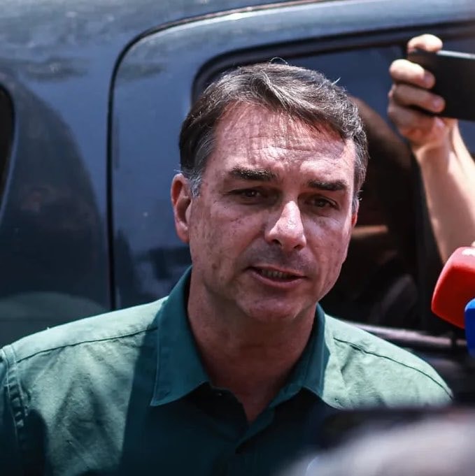 Flávio Bolsonaro leaves Brazil