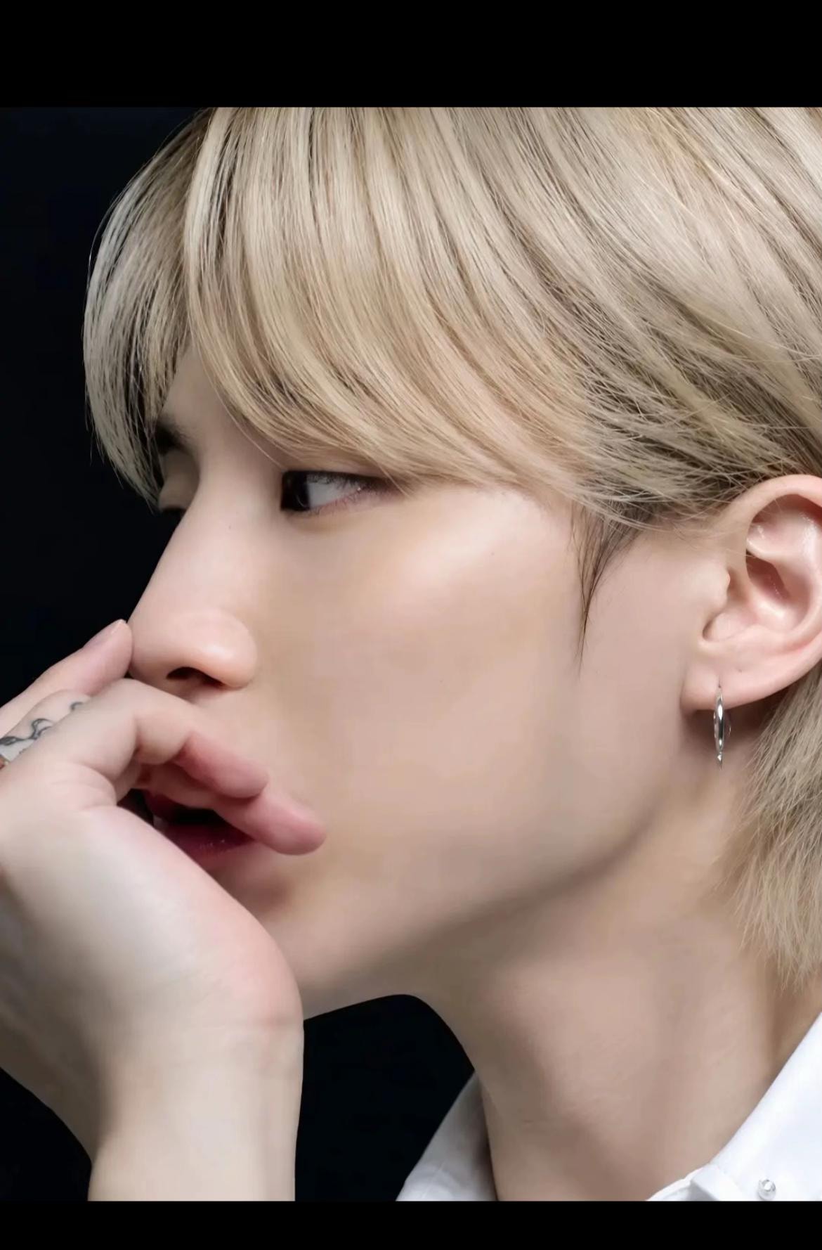Jimin viral moment (photo 3 of 4)