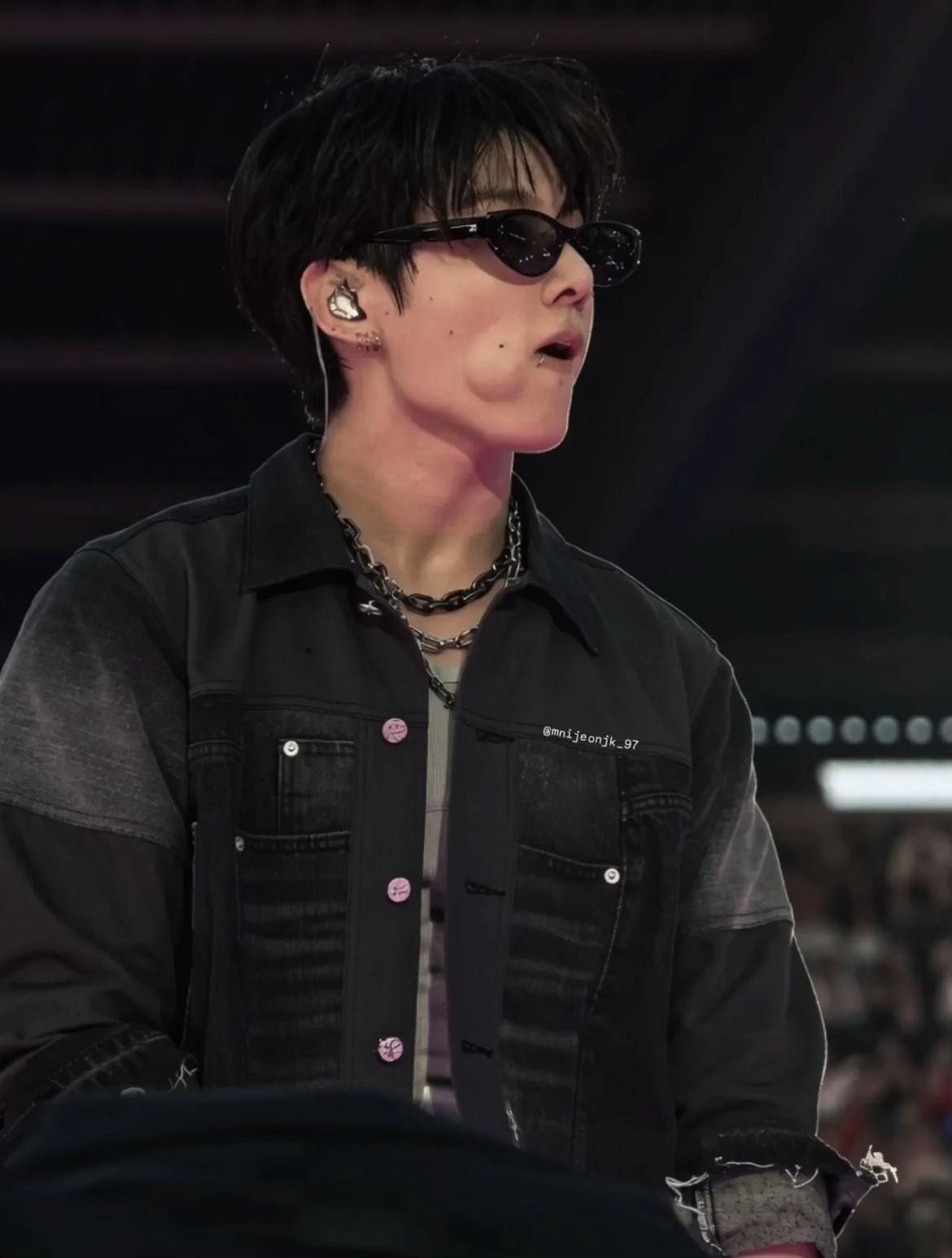 Jungkook denim jacket chains (photo 3 of 4)