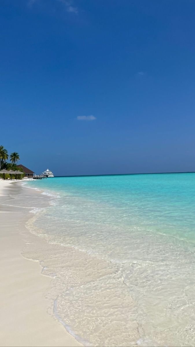 Relaxing Maldives beach (photo 2 of 2)
