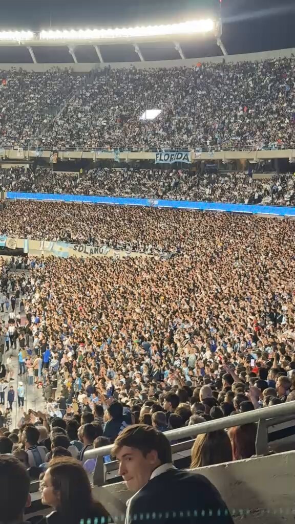 Messi farewell crowd chants Chiqui Tapia botón