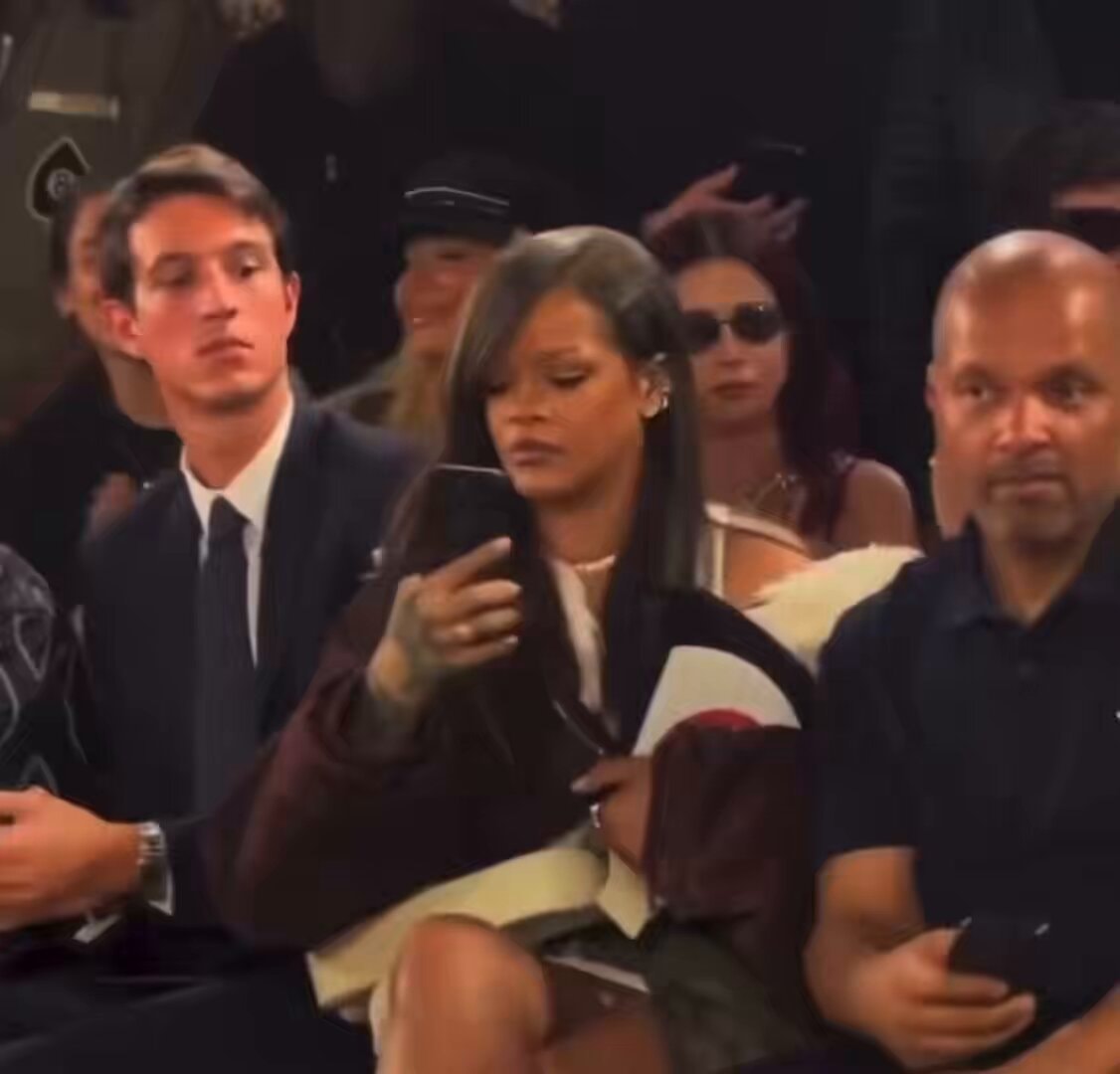 Rihanna and her phone 😭