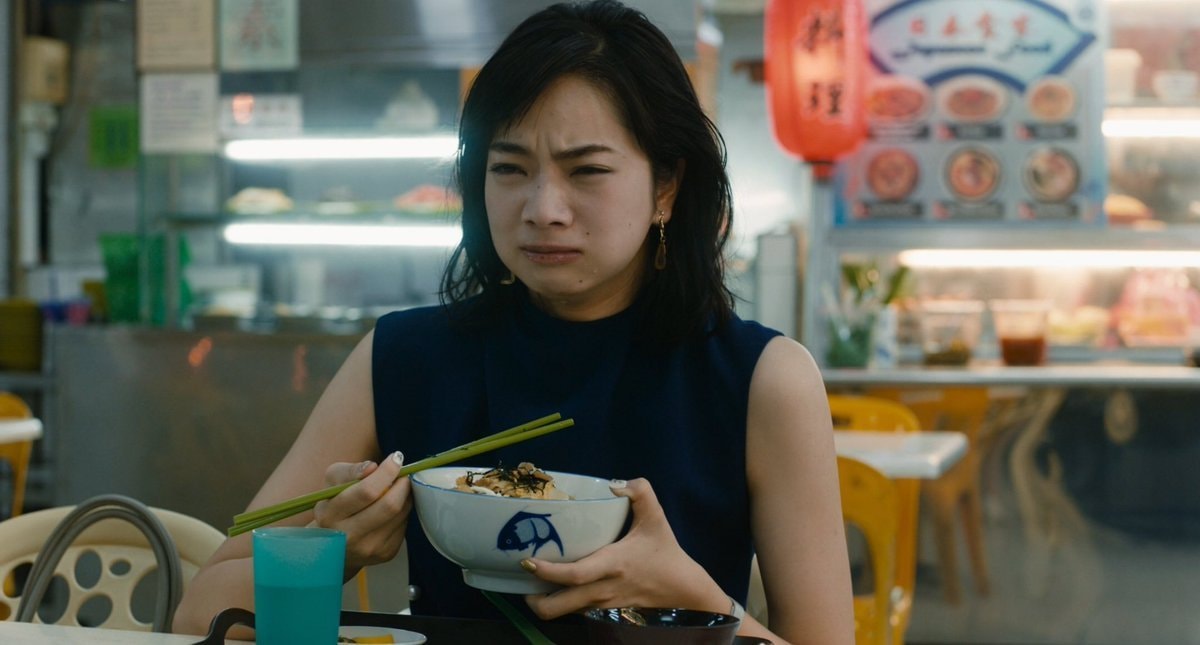 Nana Komatsu eating alone (photo 4 of 4)