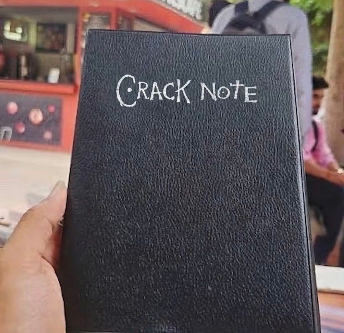 Crack Note visual gag