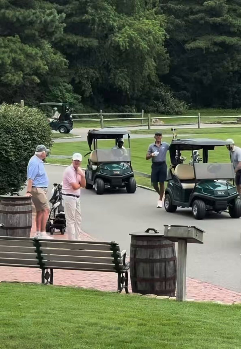 Obama golfing at Martha's Vineyard