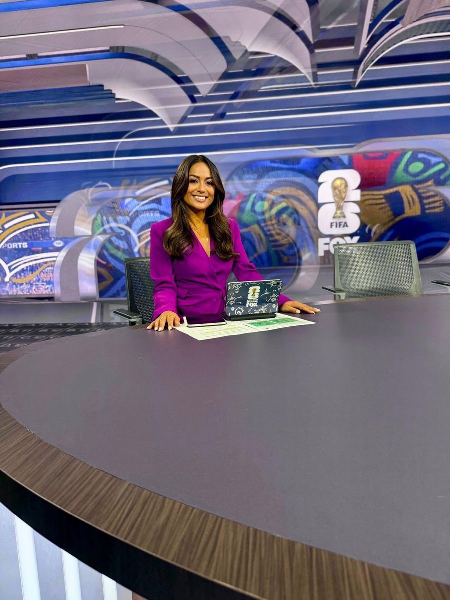 Jules Breach Fox Sports stadium pink outfit (photo 4 of 4)