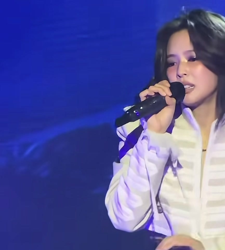 Jennie stage moment