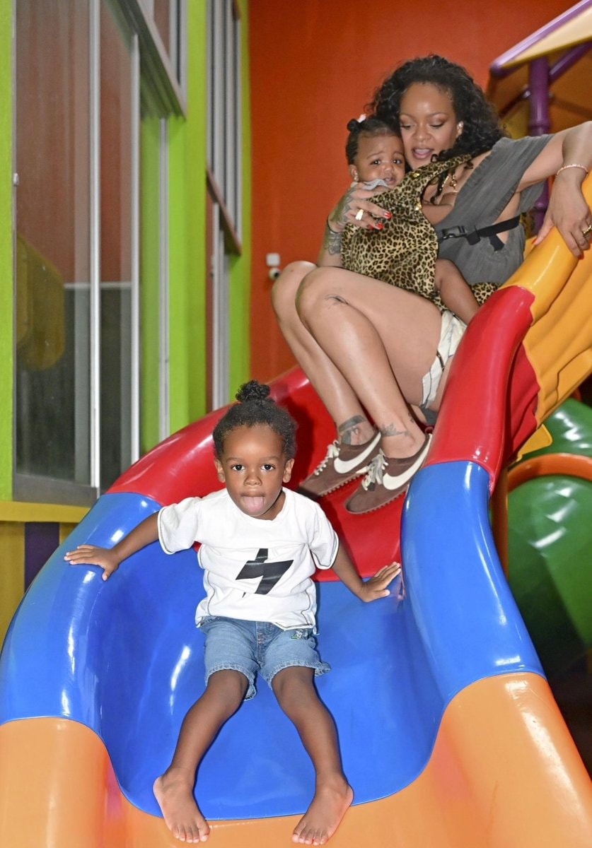 Rihanna at a Play Park with kids (photo 1 of 2)