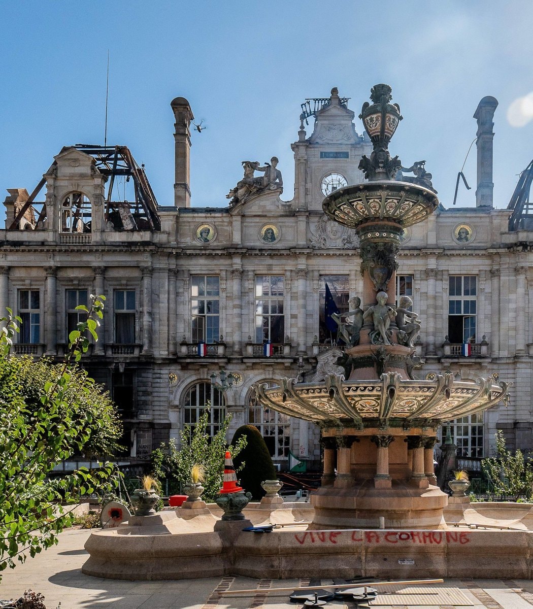 Limoges Town Hall before and after protests (photo 4 of 4)