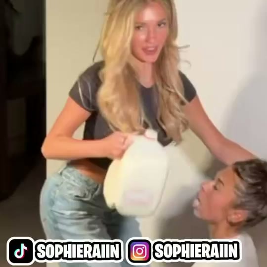Sophie Rain and Breckie hair moment