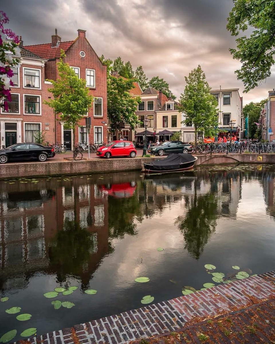 Leiden Netherlands canal (photo 3 of 4)