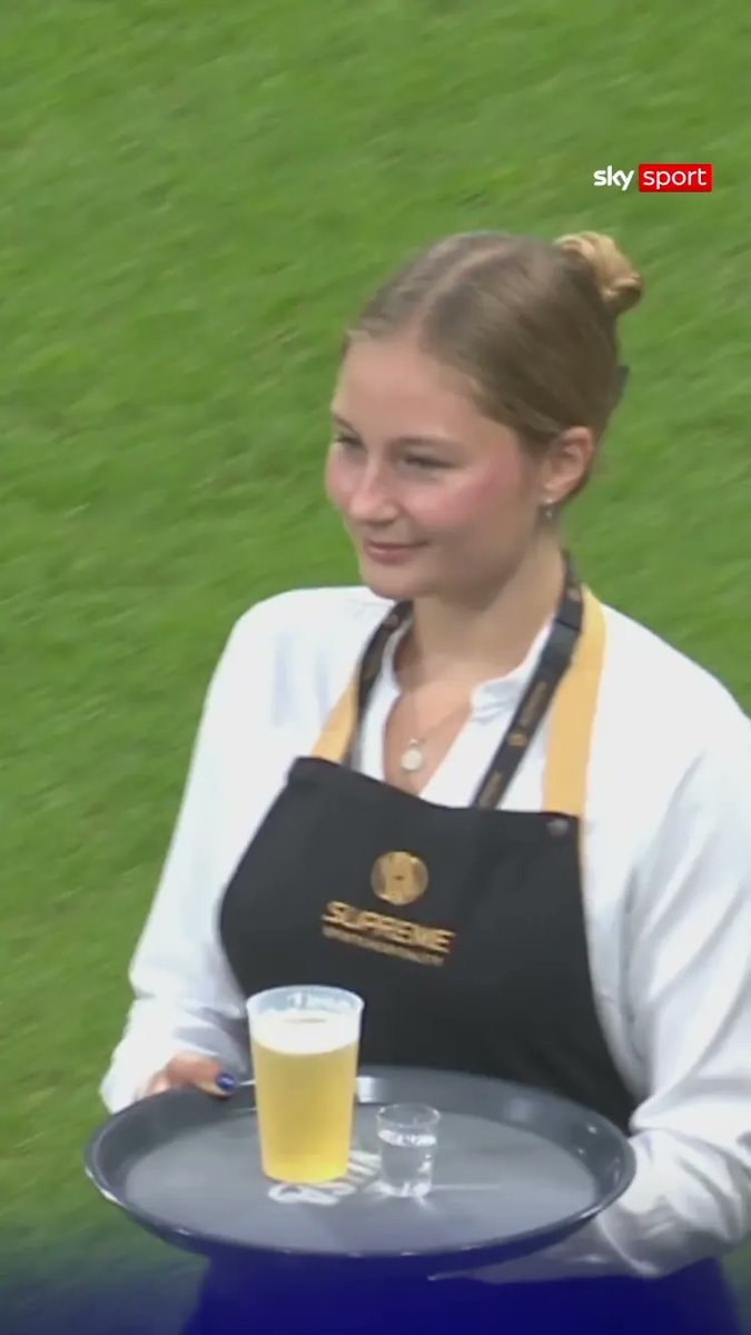 Real Madrid Werder Bremen legends 32 minute tribute (photo 2 of 2)