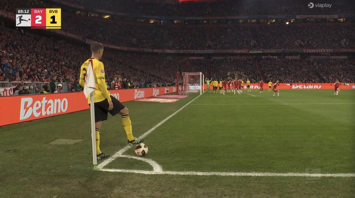 Joey Veerman corner kick