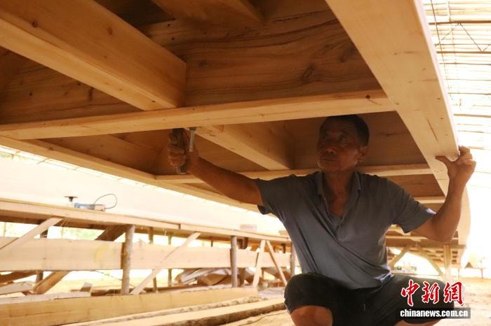 Dragon boat craftsman in Jiangxi (photo 2 of 4)