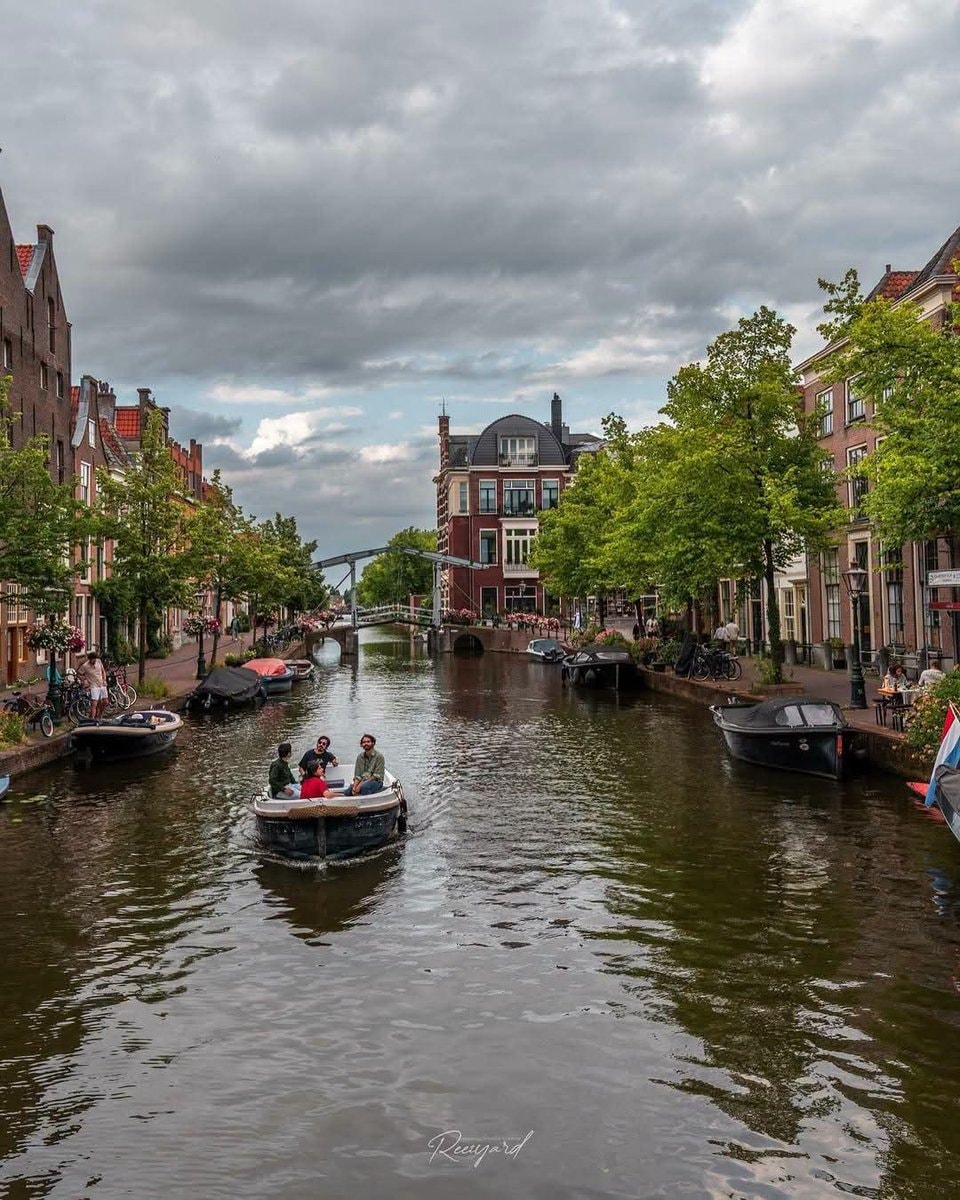 Leiden Netherlands canal (photo 2 of 4)