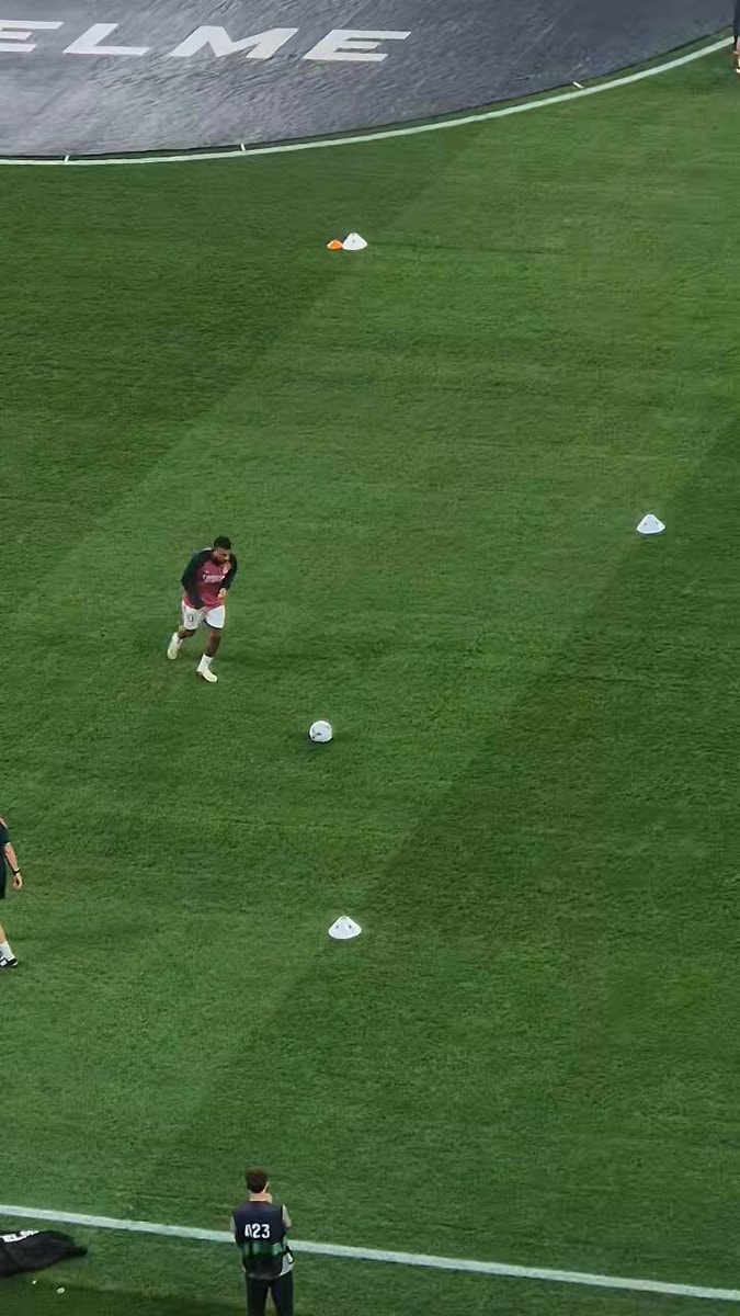 Kylian Mbappé and Vinicius Jr warm-up