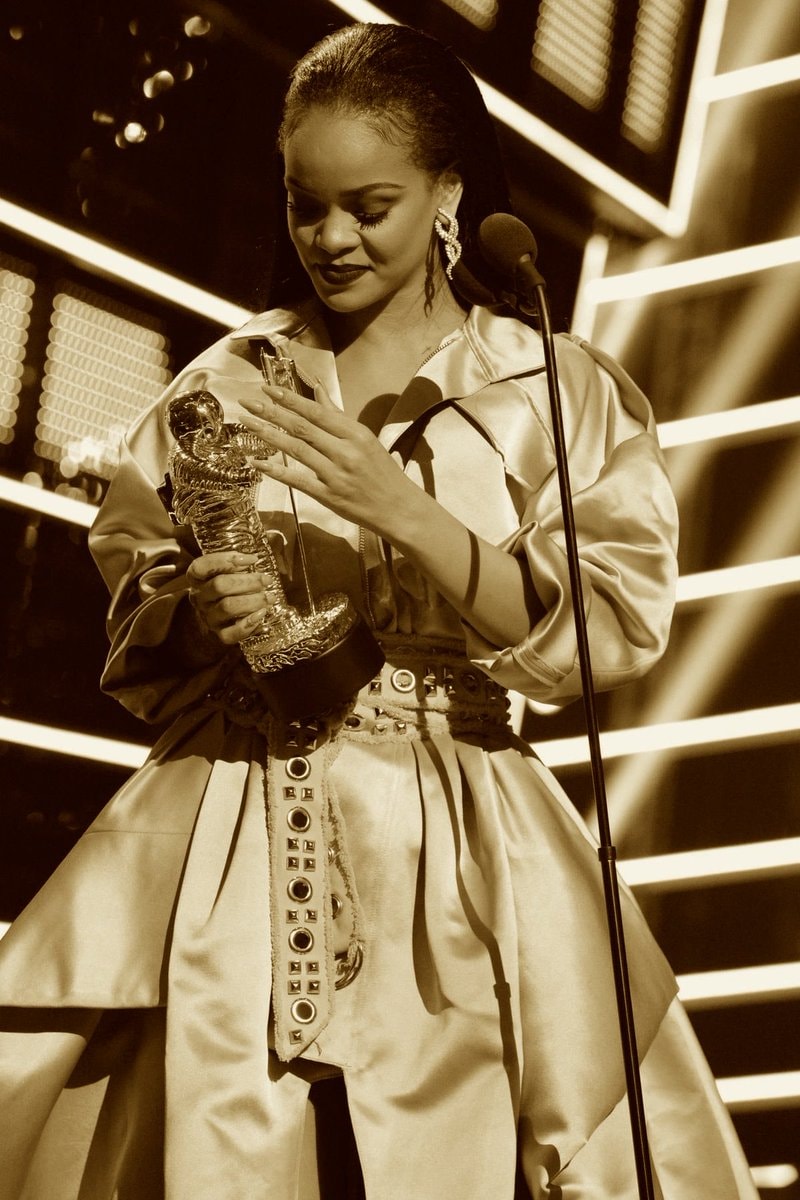 Rihanna holding VMA trophy (photo 3 of 3)