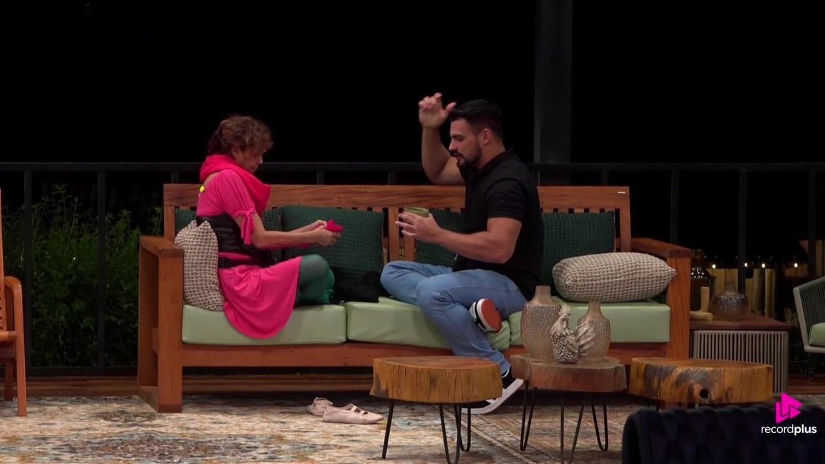 Renê analyzes Giovanna on AFazenda